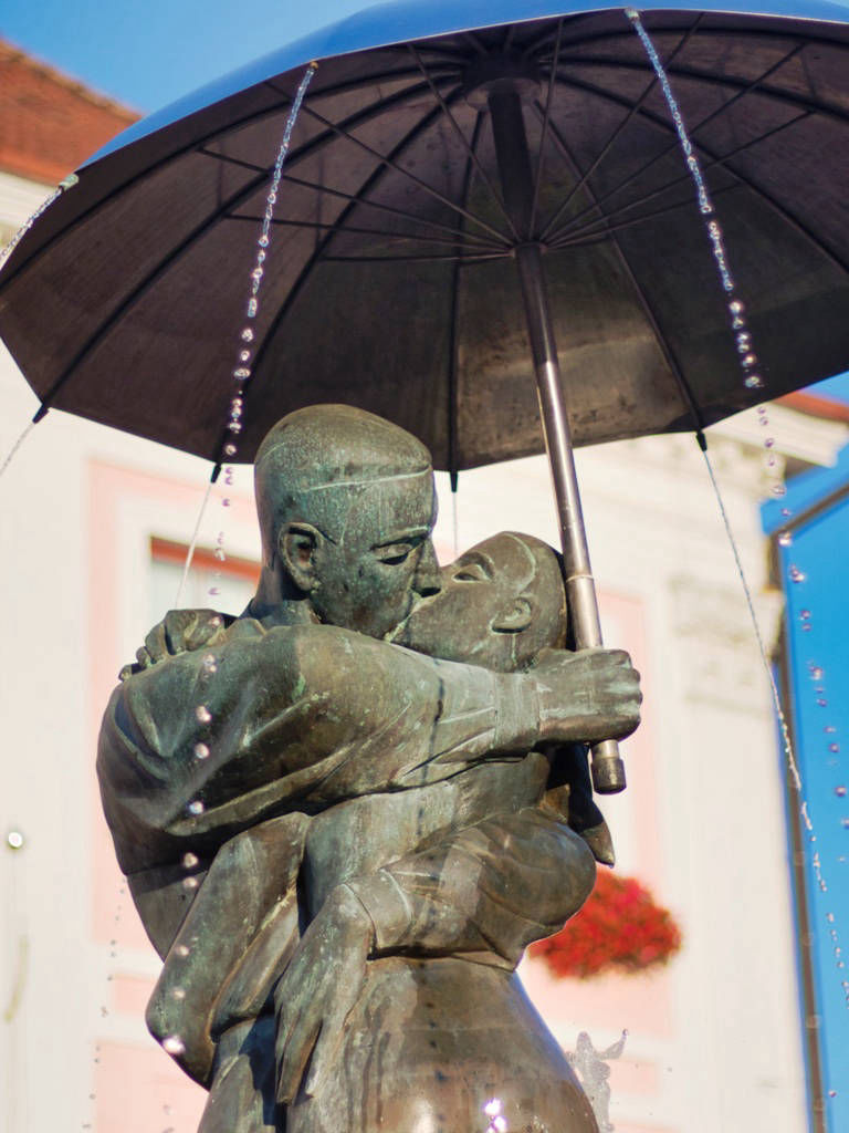 Kissing statue